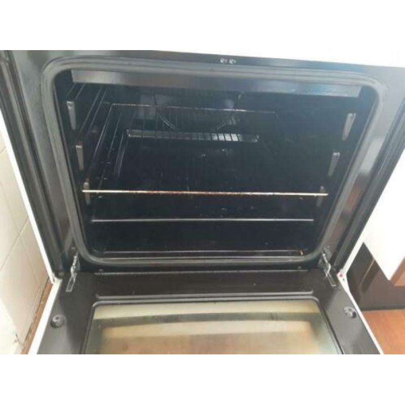 Goed gasfornuis, met elektrische oven, en een gasonsteker