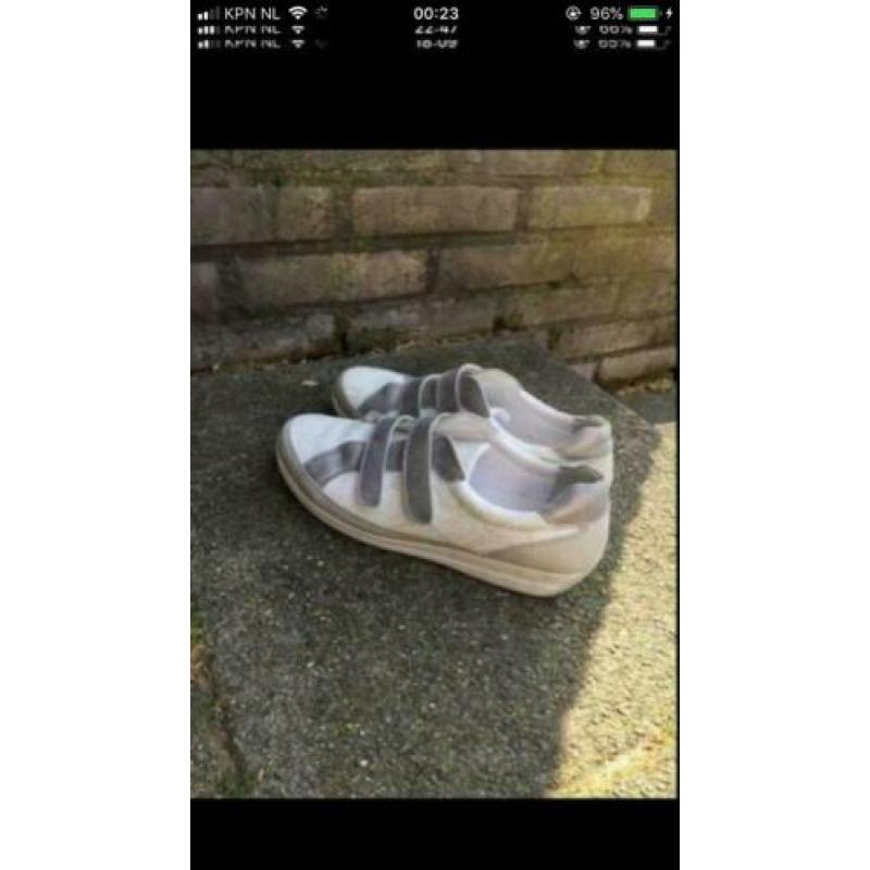 Wit / zilveren leren sneakers van Natuform maat 40,5. ZGAN