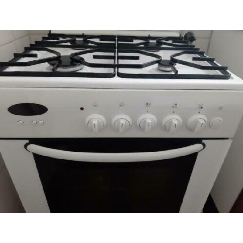 Goed gasfornuis, met elektrische oven, en een gasonsteker