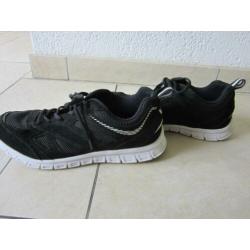 Zwarte sportschoenen maat 42