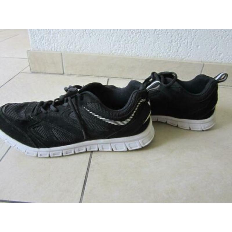 Zwarte sportschoenen maat 42