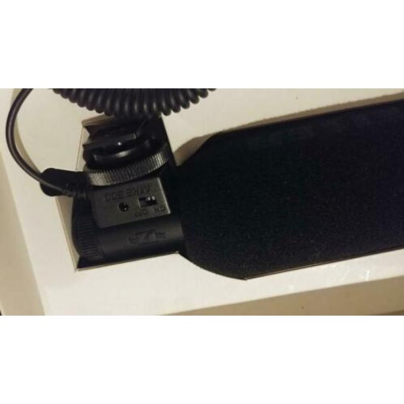 (Richt) microfoon Sennheiser MKE 300 shotgun model.