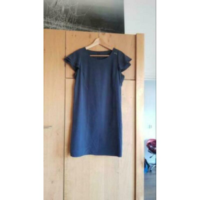 In nieuwstaat donkerblauw jurkje van Guess, mt 38-40