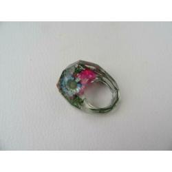 Ring van kunststof met gedroogde bloemen.