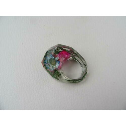 Ring van kunststof met gedroogde bloemen.