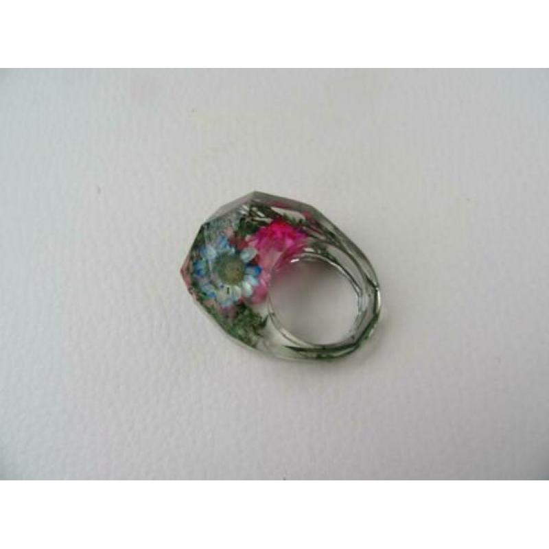 Ring van kunststof met gedroogde bloemen.