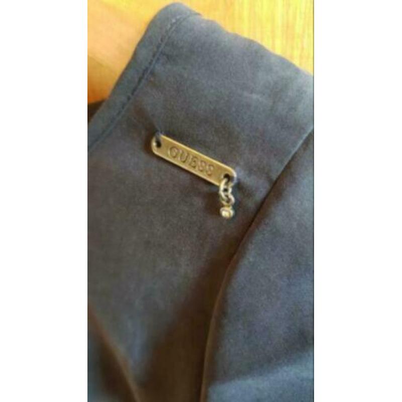 In nieuwstaat donkerblauw jurkje van Guess, mt 38-40