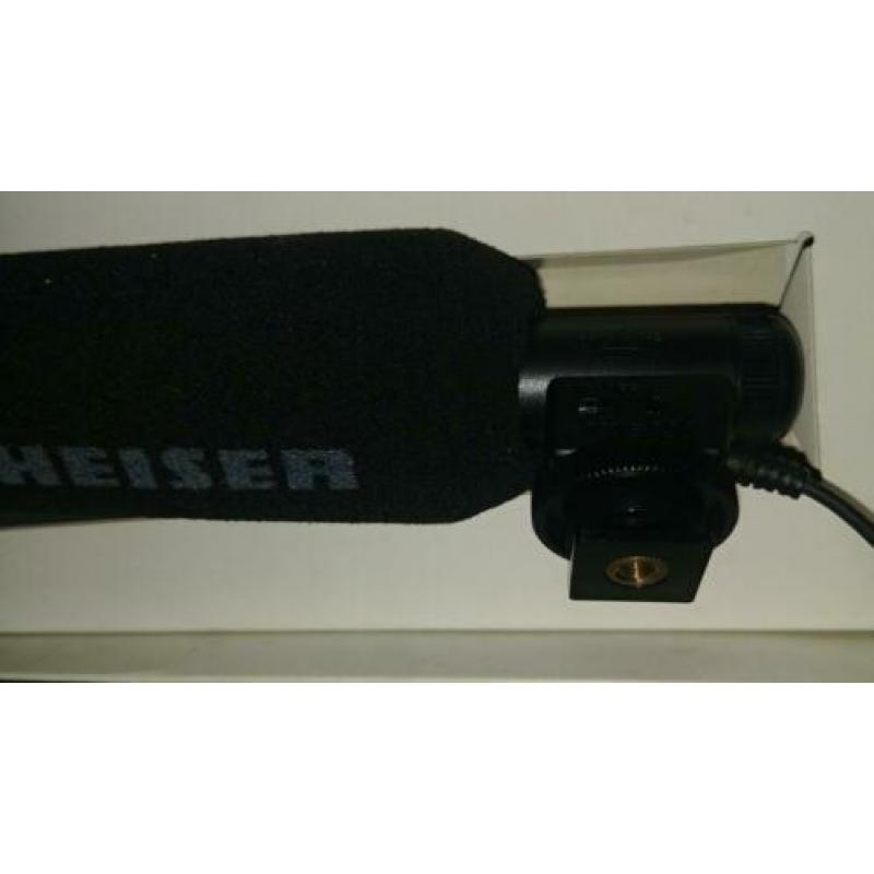 (Richt) microfoon Sennheiser MKE 300 shotgun model.