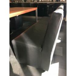 Zwart leren eetkamer stoelen en bank,zes ruime zitplaatsen.