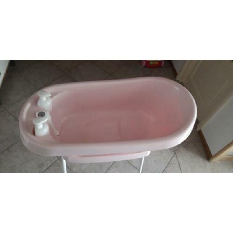 Roze Baby badje op standaard, temperatuur meter en 2 flesjes
