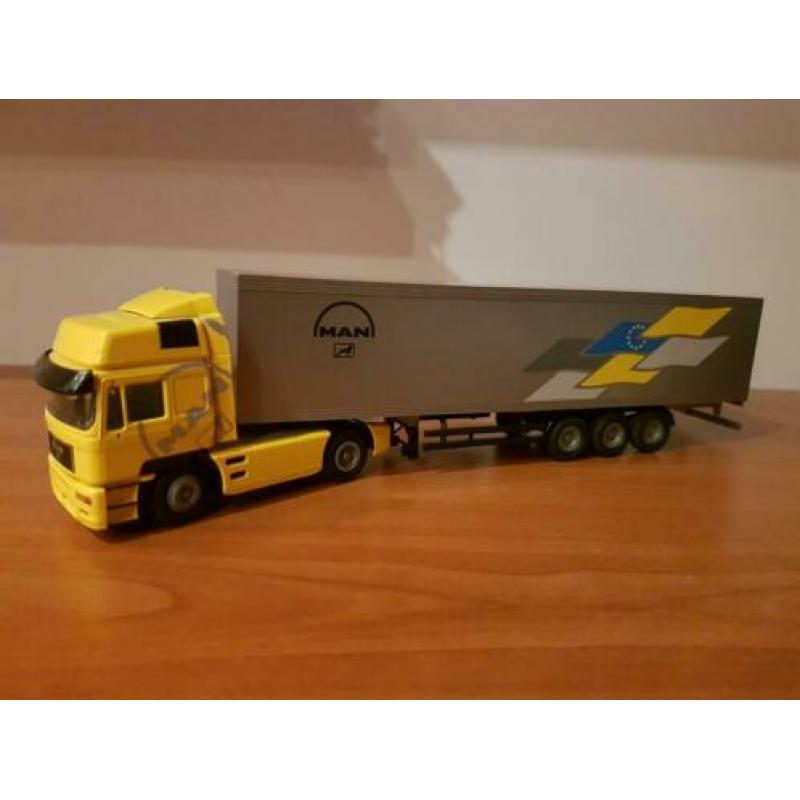 Conrad MAN F2000 trekker met oplegger in doos no tekno