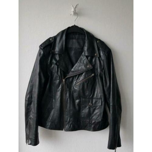 Stoer zwart 100 % leren jas met mooie details