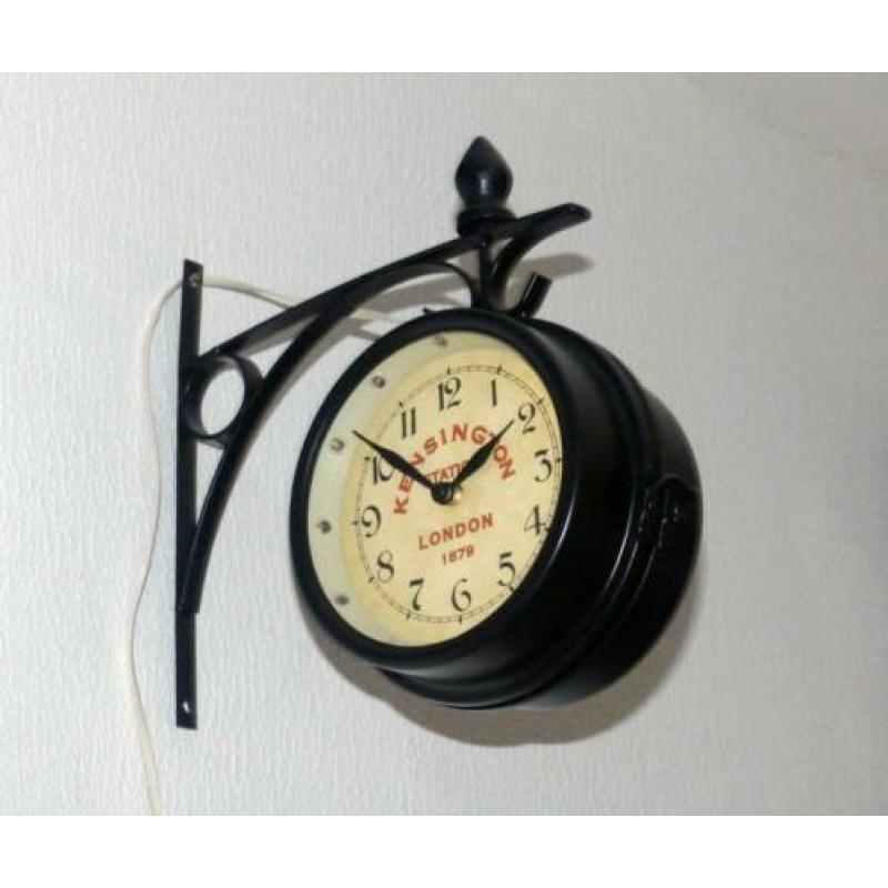 Klein schattig Klassiek Stationsklok, 12 cm. met verlichting