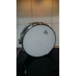 Mooie kleine trom met standaard - stokken ::40 euro !!!