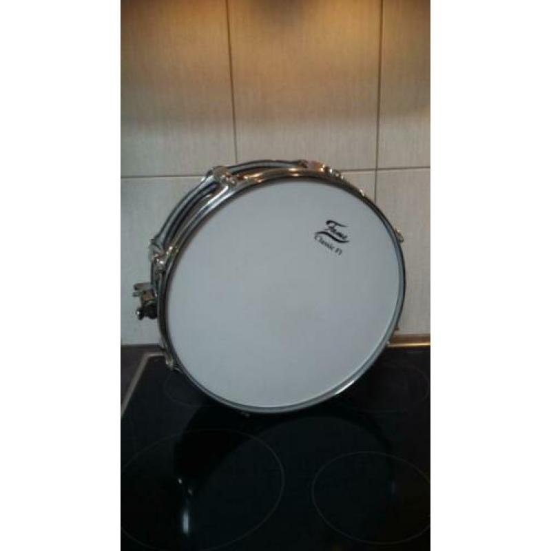 Mooie kleine trom met standaard - stokken ::40 euro !!!