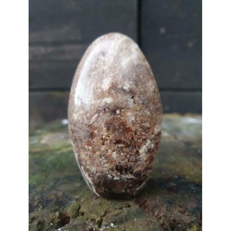Sculptuur van zwarte opaal