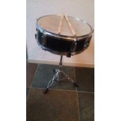 Mooie kleine trom met standaard - stokken ::40 euro !!!