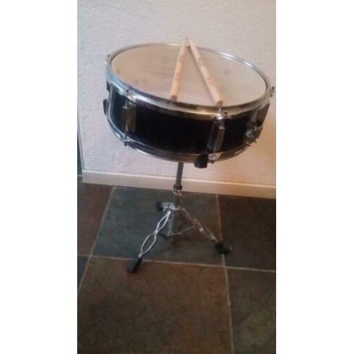 Mooie kleine trom met standaard - stokken ::40 euro !!!