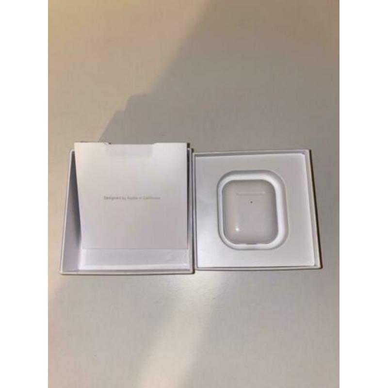 AirPods 2 with Wireless Charging Case