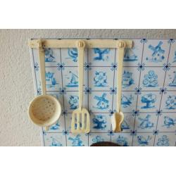 Oud kinderkeukentje en oude kinder keuken pannetjes in één k