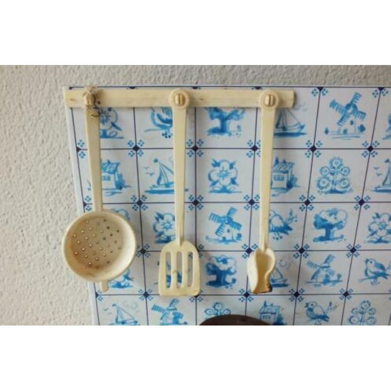 Oud kinderkeukentje en oude kinder keuken pannetjes in één k