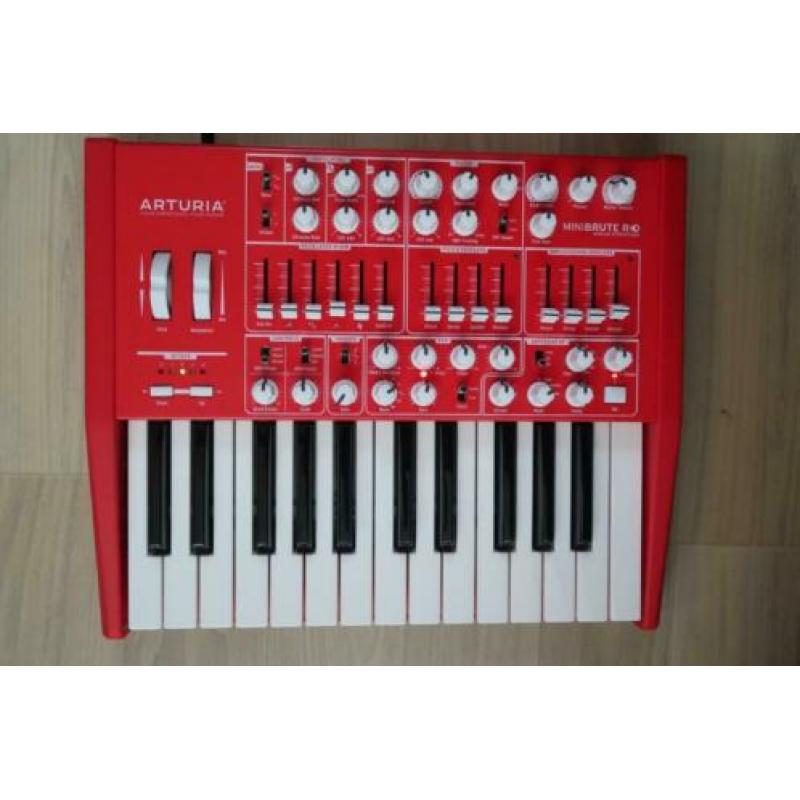 Arturia MiniBrute RED Edition compleet in doos!