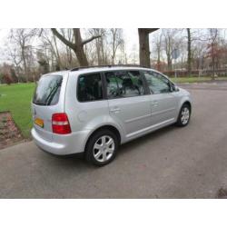 Volkswagen Touran 1.6-16V FSI Business clima.navigatie.elect