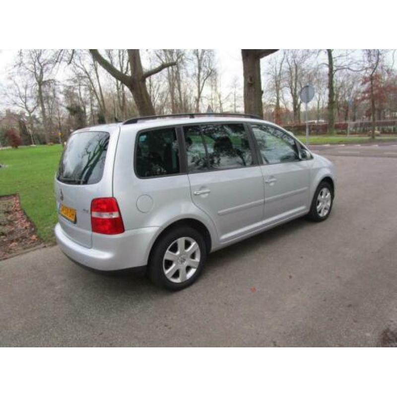 Volkswagen Touran 1.6-16V FSI Business clima.navigatie.elect