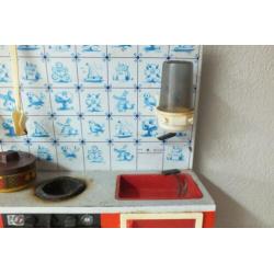 Oud kinderkeukentje en oude kinder keuken pannetjes in één k