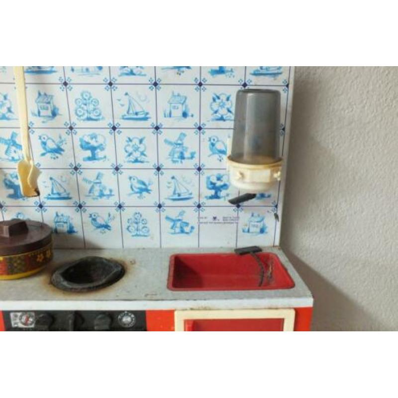 Oud kinderkeukentje en oude kinder keuken pannetjes in één k