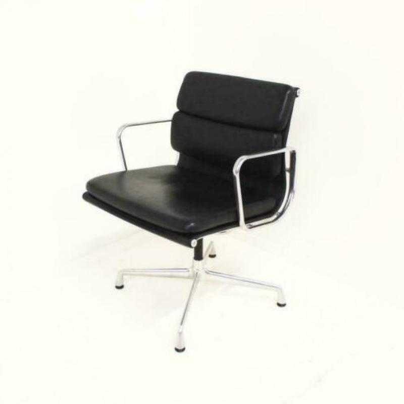 Vitra Soft Pad EA 208 Design Stoelen, Zwart Leer, Draaibaar