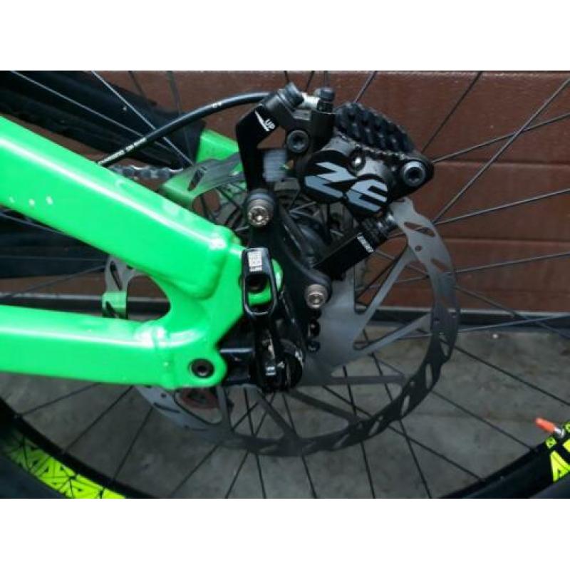 Santa Cruz v10 downhill bike maat m bijna nieuw