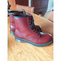 Dr. Martens donkerrood maat 39
