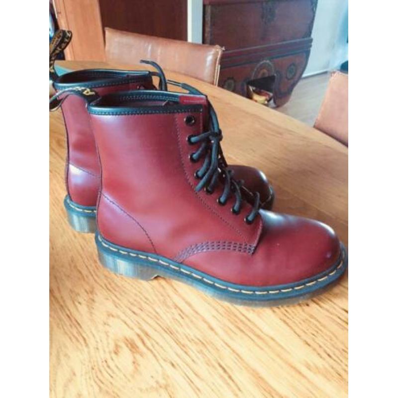 Dr. Martens donkerrood maat 39