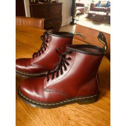 Dr. Martens donkerrood maat 39
