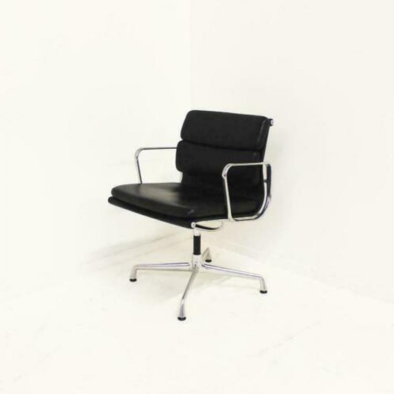 Vitra Soft Pad EA 208 Design Stoelen, Zwart Leer, Draaibaar