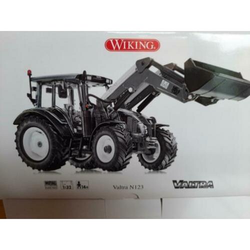 Wiking 2 x valtra t174 en n 123 met frontlader