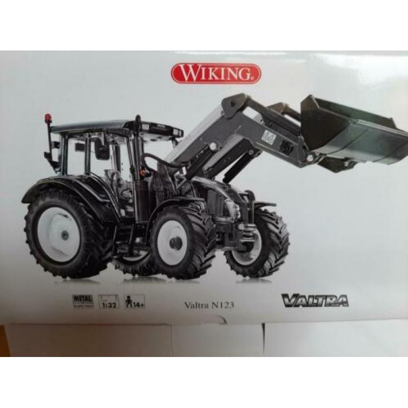 Wiking 2 x valtra t174 en n 123 met frontlader