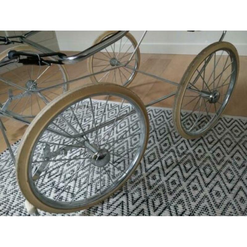 Kinderwagen uit de jaren 70