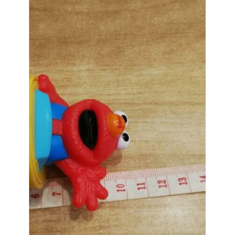Elmo in bootje-duikelaar-sesamstraat-()