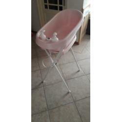 Roze Baby badje op standaard, temperatuur meter en 2 flesjes