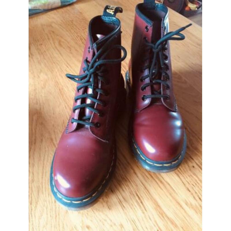 Dr. Martens donkerrood maat 39