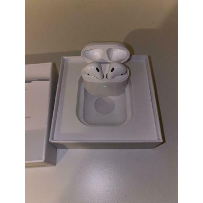AirPods 2 with Wireless Charging Case