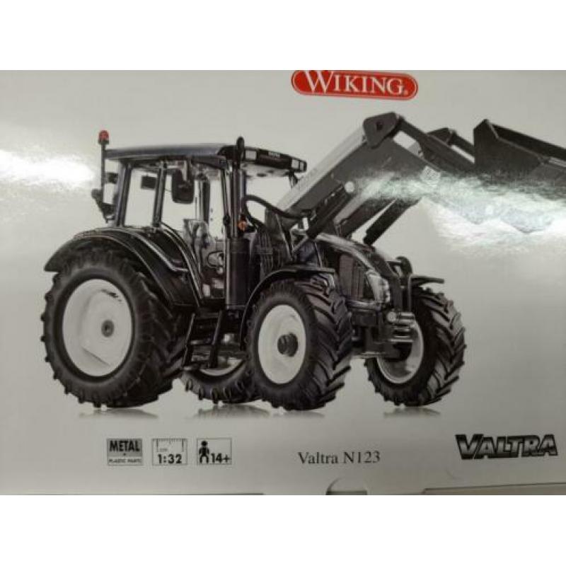 Wiking 2 x valtra t174 en n 123 met frontlader