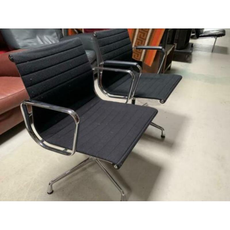 Vitra Eames EA108 met en zonder extra luxe armen