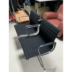 Vitra Eames EA108 met en zonder extra luxe armen