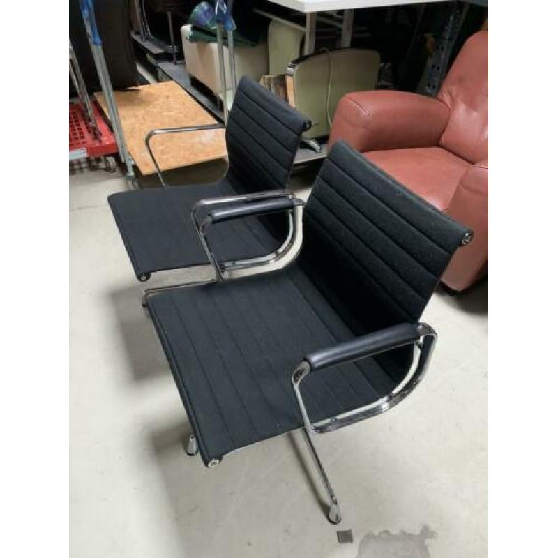 Vitra Eames EA108 met en zonder extra luxe armen