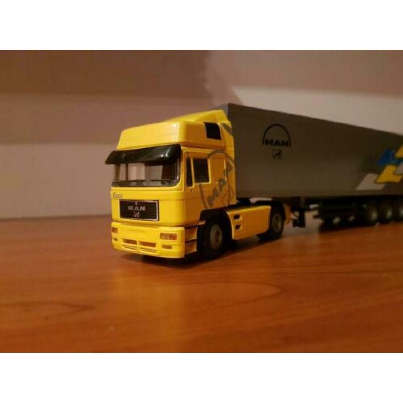 Conrad MAN F2000 trekker met oplegger in doos no tekno