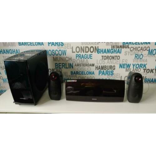 Samsung Home cinema set zwart glans met rode gloed.