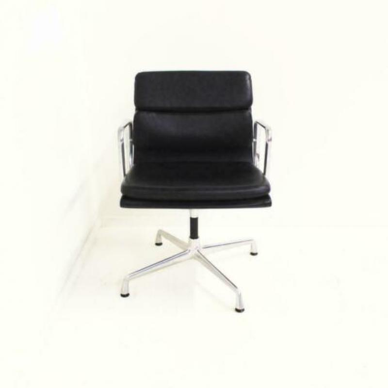 Vitra Soft Pad EA 208 Design Stoelen, Zwart Leer, Draaibaar